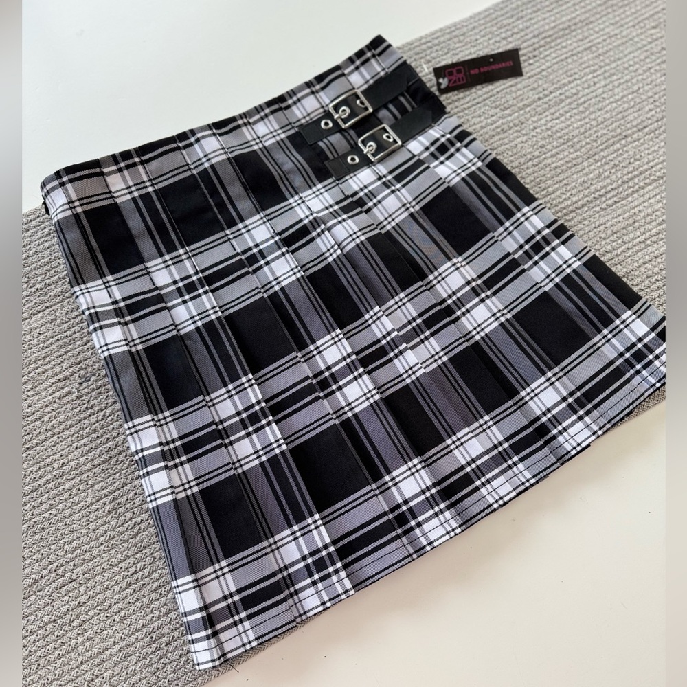 No Boundariea Black and White Plaid Pleated Mini Skirt Kilt w Buckle Detail XS